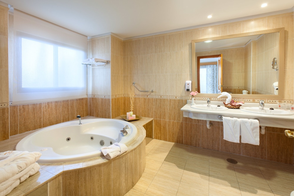 Junior suite Balcón o Terraza 1 Cama queen Accesible Vista Mar o Piscina Sofá Cama incluido del hotel Gf Fañabe. Foto 6
