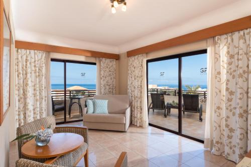 Junior suite Balcón o Terraza Vista Mar o Piscina Sofá Cama incluido 1 Cama super king del hotel Gf Fañabe. Foto 2