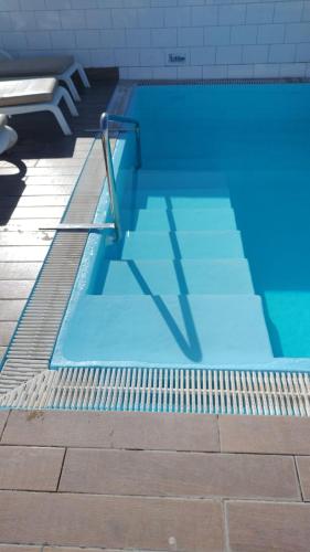 Habitación doble Vista Piscina Balcón o Terraza Vista ciudad 2 Camas individuales del hotel Tropical. Foto 19