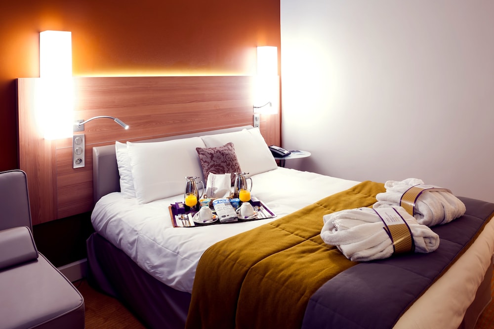 Habitación familiar de categoría superior con una cama king size y un sofá cama doble del hotel Mercure Macon Bord De Saône. Foto 1