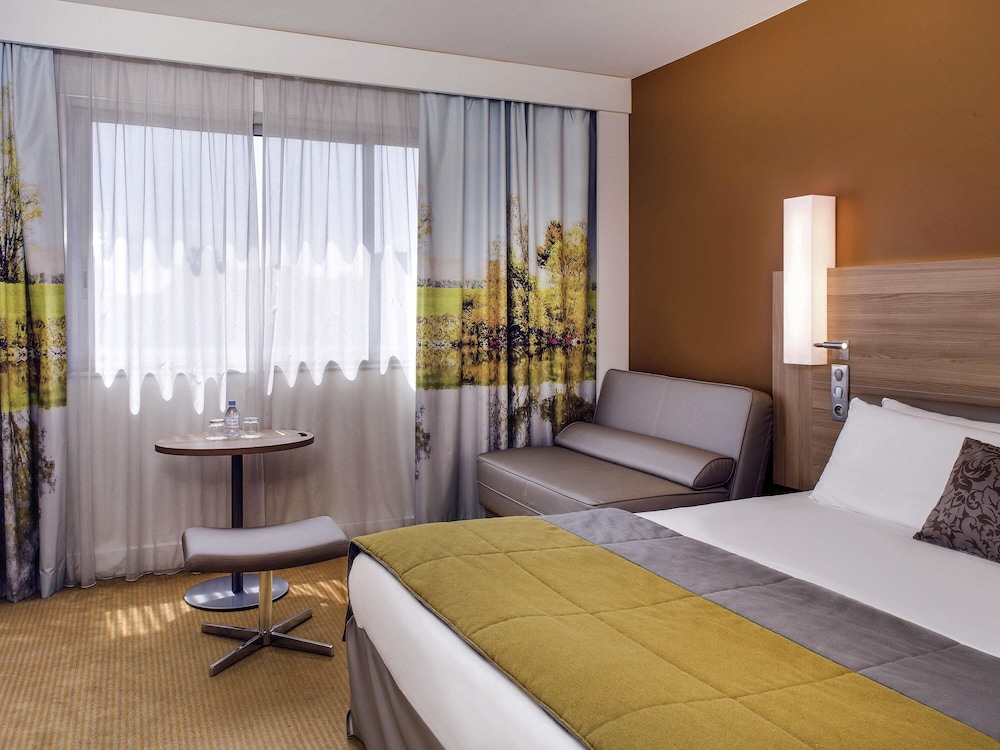 Habitación familiar de categoría superior con una cama king size y un sofá cama doble del hotel Mercure Macon Bord De Saône. Foto 3