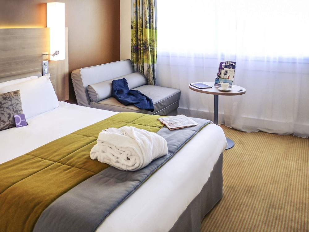 HABITACIÓN PRIVILEGE con una cama king size y un sofá cama del hotel Mercure Macon Bord De Saône