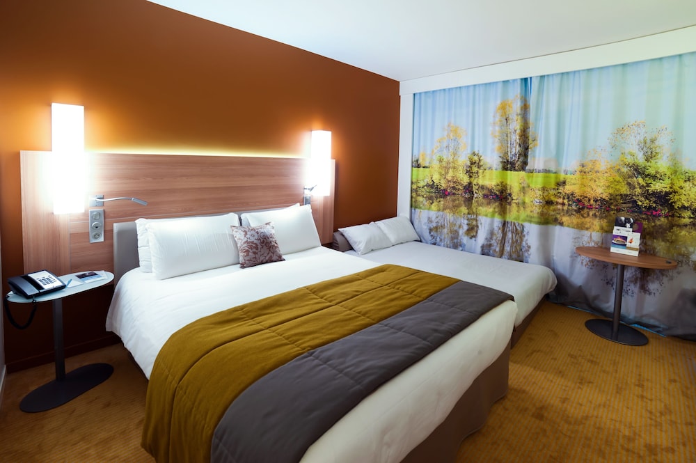HABITACIÓN PRIVILEGE con una cama king size y un sofá cama del hotel Mercure Macon Bord De Saône. Foto 2