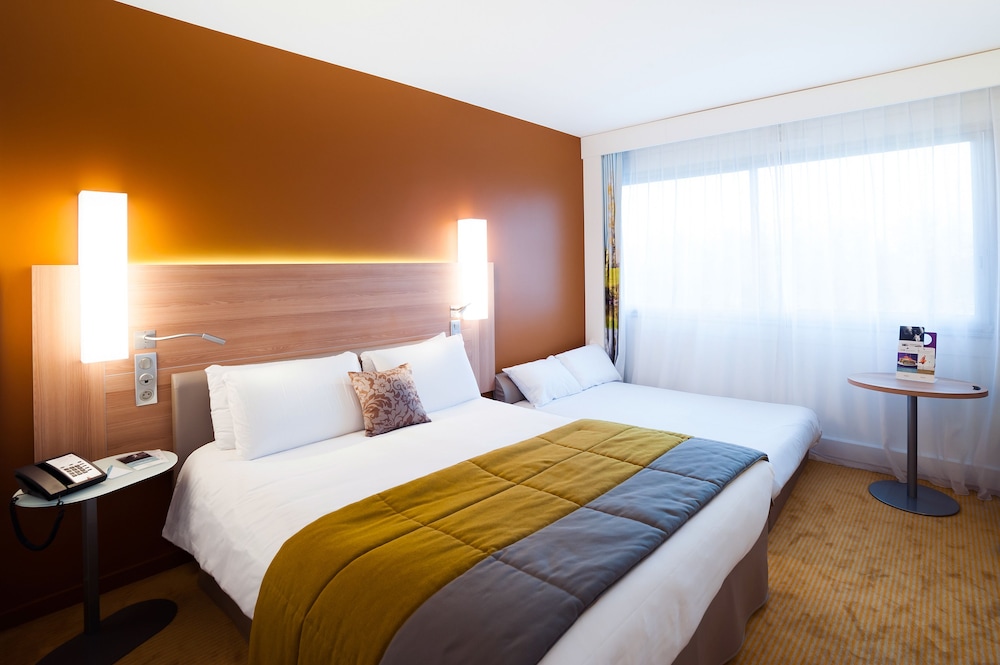 HABITACIÓN PRIVILEGE con una cama king size y un sofá cama del hotel Mercure Macon Bord De Saône. Foto 4