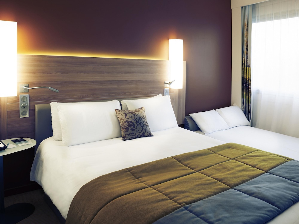 HABITACIÓN PRIVILEGE con una cama king size y un sofá cama del hotel Mercure Macon Bord De Saône. Foto 5