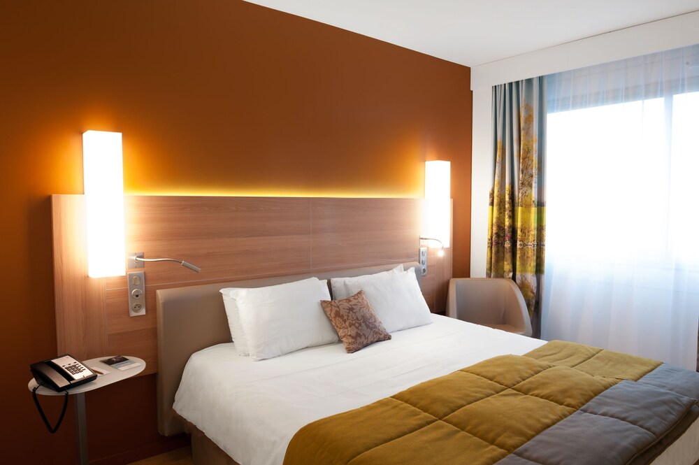 Habitación Classic con una cama King size del hotel Mercure Macon Bord De Saône. Foto 1