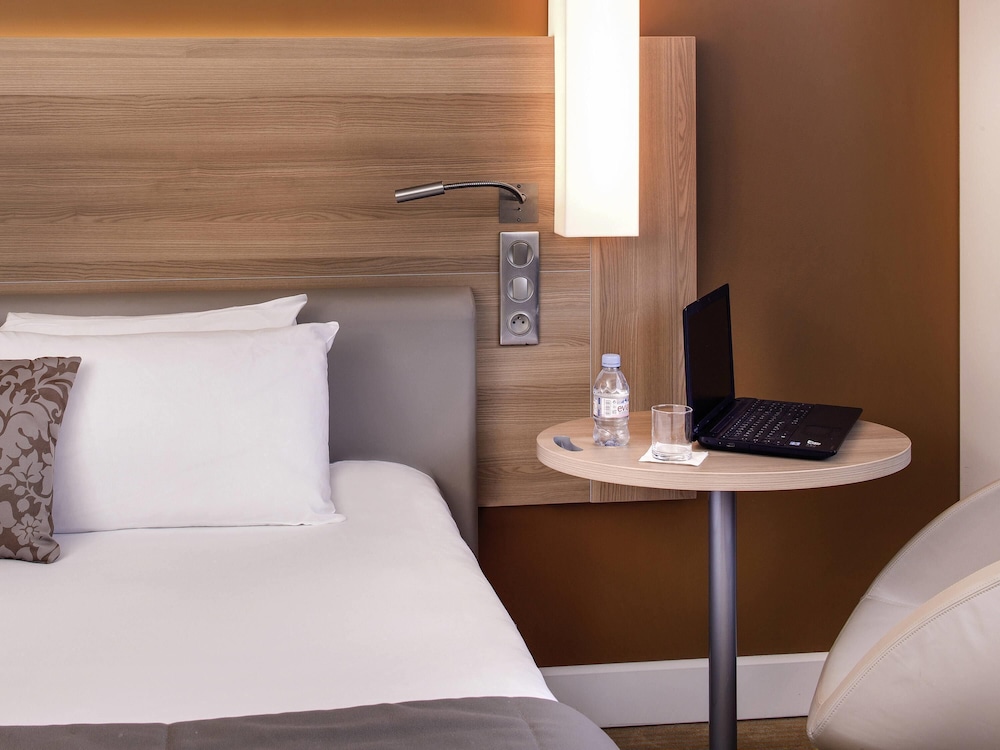 Habitación Classic con una cama King size del hotel Mercure Macon Bord De Saône. Foto 3