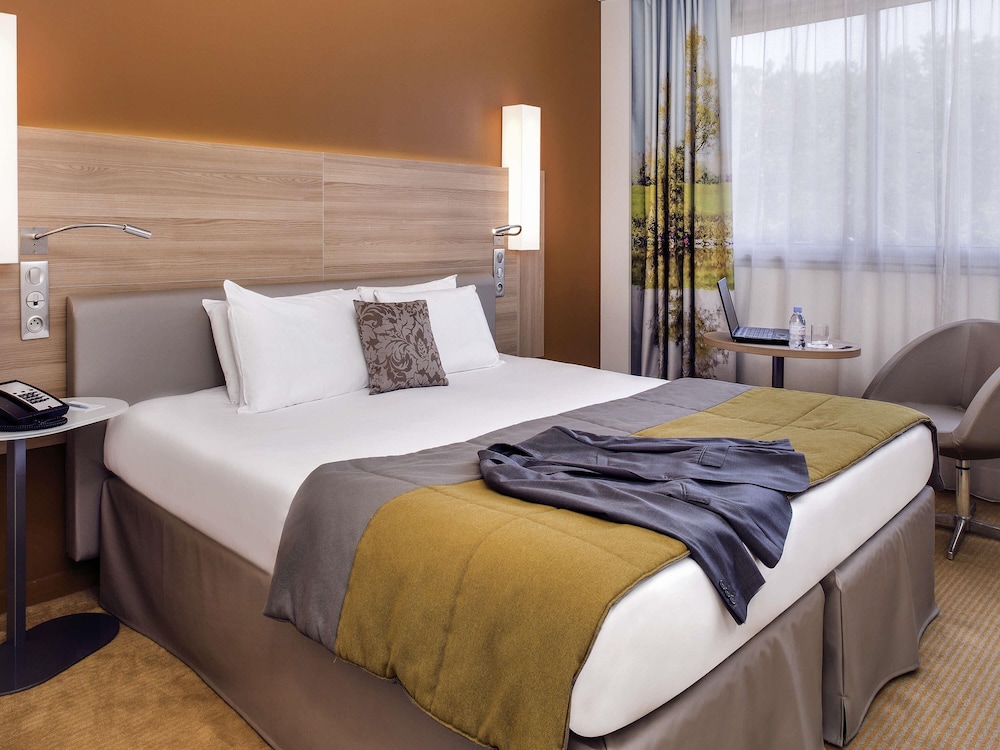 Habitación Classic con una cama King size del hotel Mercure Macon Bord De Saône. Foto 4