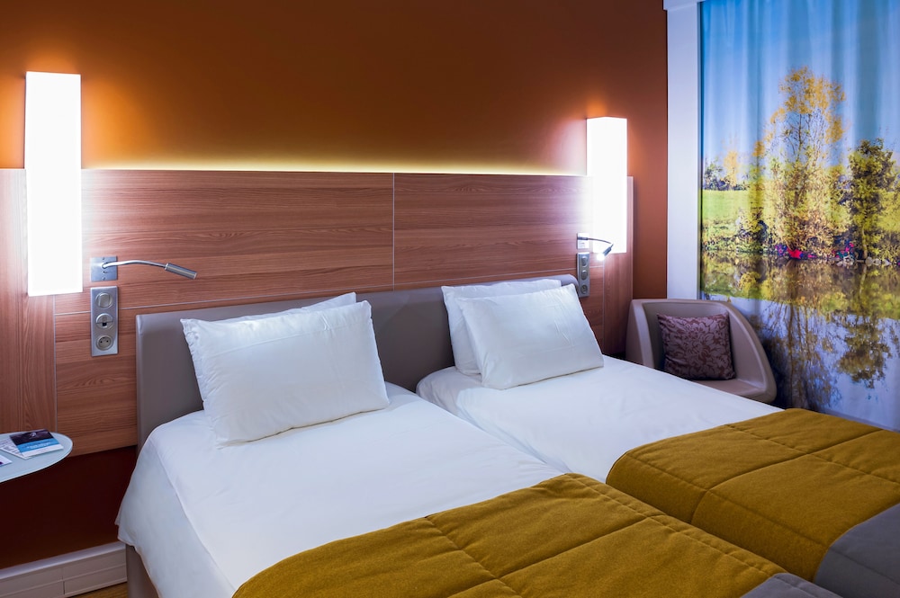 Habitación Classic con dos camas individuales del hotel Mercure Macon Bord De Saône. Foto 1