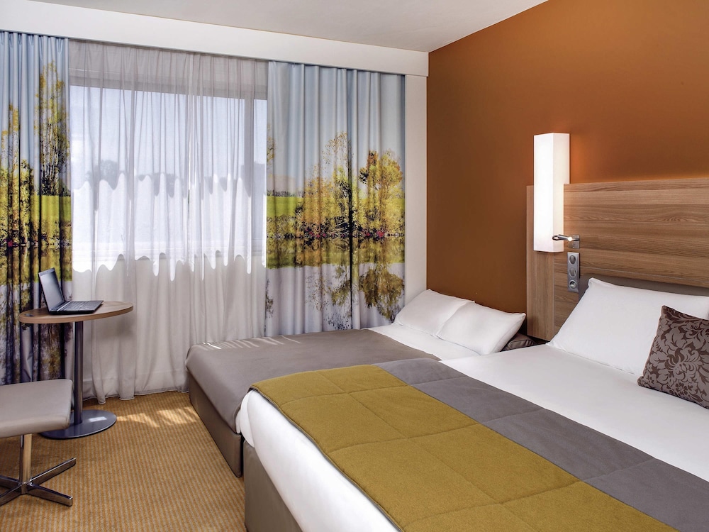 Habitación familiar de categoría superior con una cama king size y un sofá cama doble del hotel Mercure Macon Bord De Saône. Foto 10