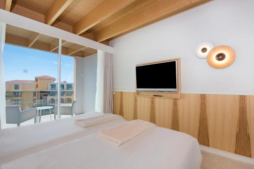 Suite Dúplex con vistas laterales al mar de uso individual del hotel Iberostar Selection Anthelia. Foto 1