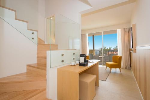 Suite Dúplex con vistas laterales al mar del hotel Iberostar Selection Anthelia. Foto 3