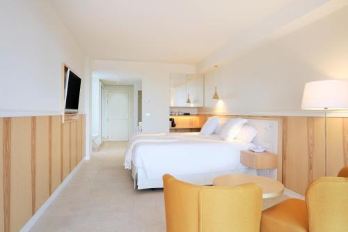 Habitación Doble con vistas laterales al mar de del hotel Iberostar Selection Anthelia