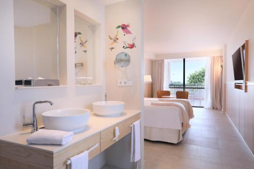 Habitación Doble con vistas laterales al mar de del hotel Iberostar Selection Anthelia. Foto 1