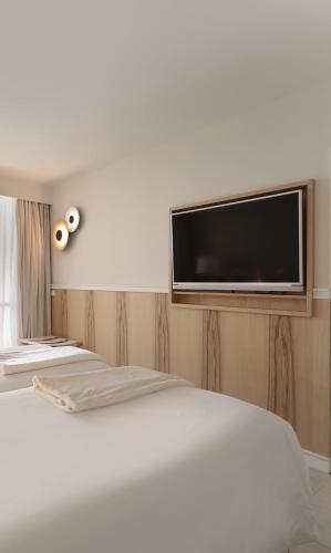 Habitación Doble con vistas laterales al mar de del hotel Iberostar Selection Anthelia. Foto 3