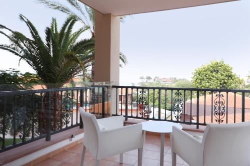 Habitación Doble con vistas laterales al mar de del hotel Iberostar Selection Anthelia. Foto 4