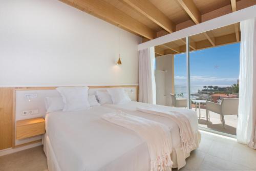 Suite Dúplex con vistas laterales al mar del hotel Iberostar Selection Anthelia. Foto 4