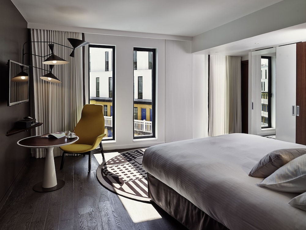 Habitación Deluxe, varias camas, habitaciones comunicadas, vistas a la piscina del hotel Molitor and Spa Paris – Mgallery Collection