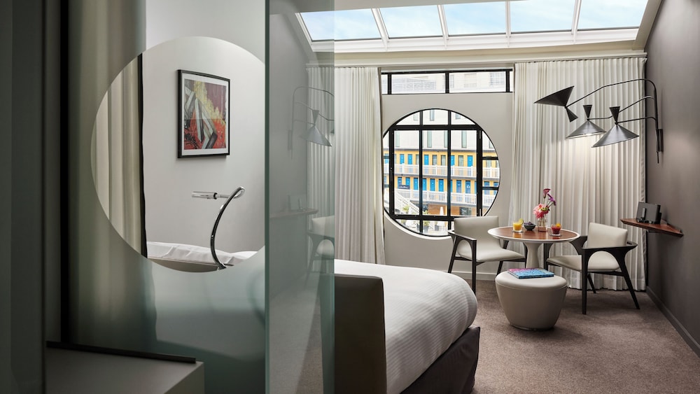 Habitación ejecutiva, 1 cama de matrimonio grande, vistas a la piscina (Hublot) del hotel Molitor and Spa Paris – Mgallery Collection. Foto 2