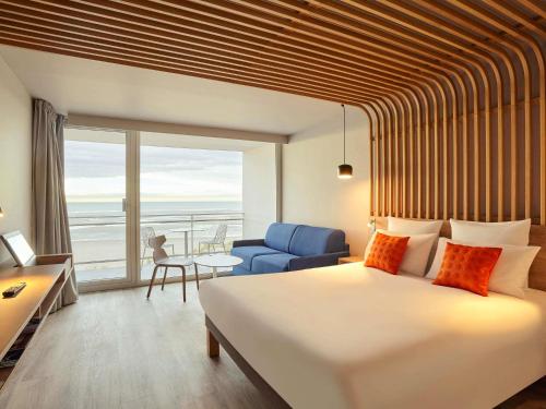 Habitación Superior con vistas al mar, balcón, 1 cama doble y 1 sofá - cama individual del hotel Novotel Thalassa Le Touquet. Foto 3