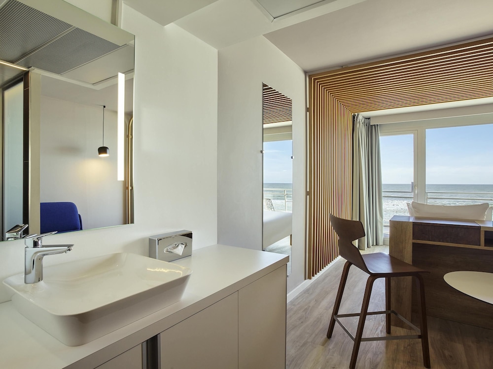Habitación Ejecutiva con vistas al mar, balcón, 1 cama doble especial y 1 sofá - cama individual del hotel Novotel Thalassa Le Touquet. Foto 1