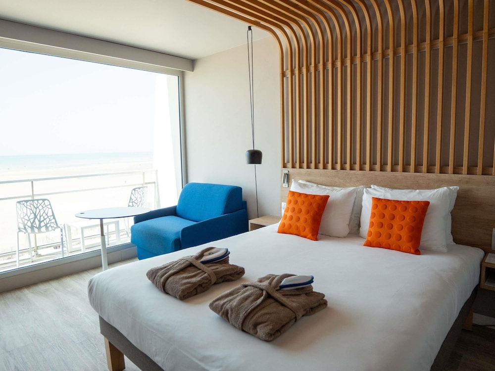 Habitación Superior con balcón y vistas al mar - 1 cama doble y 1 sofá - cama doble del hotel Novotel Thalassa Le Touquet. Foto 6