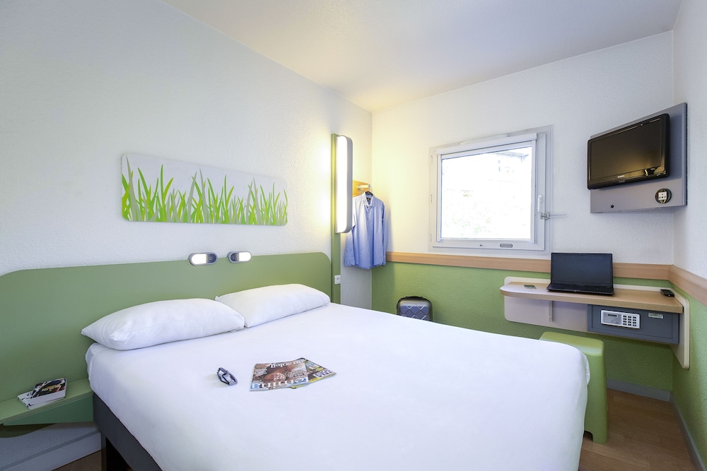 Habitación DOBLE con una cama de gran tamaño del hotel Ibis Budget Hyères Centre Ville. Foto 1