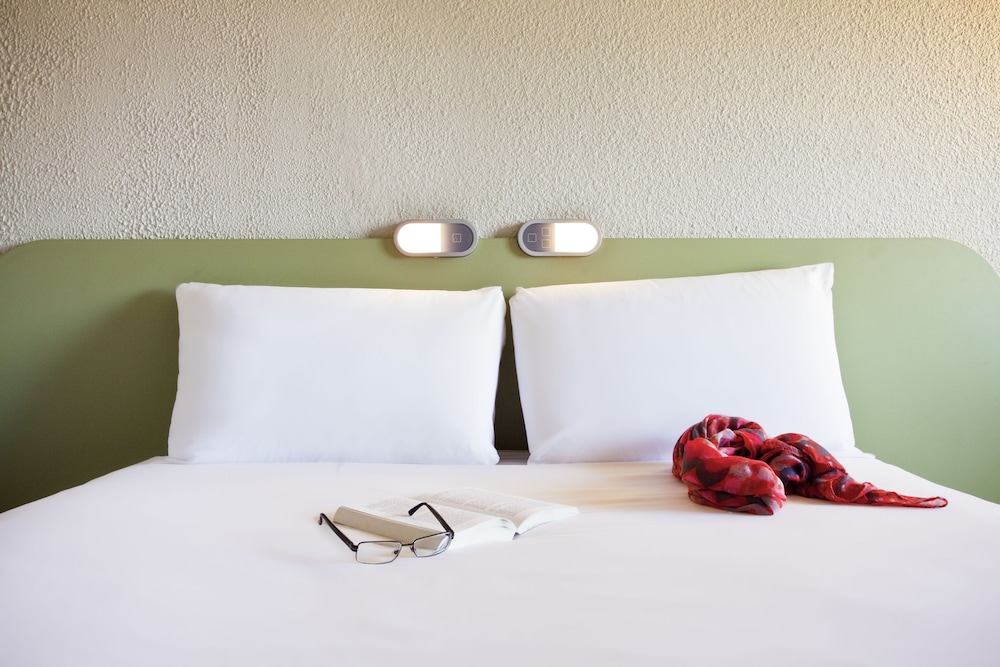 Habitación DOBLE con una cama de gran tamaño del hotel Ibis Budget Hyères Centre Ville. Foto 2