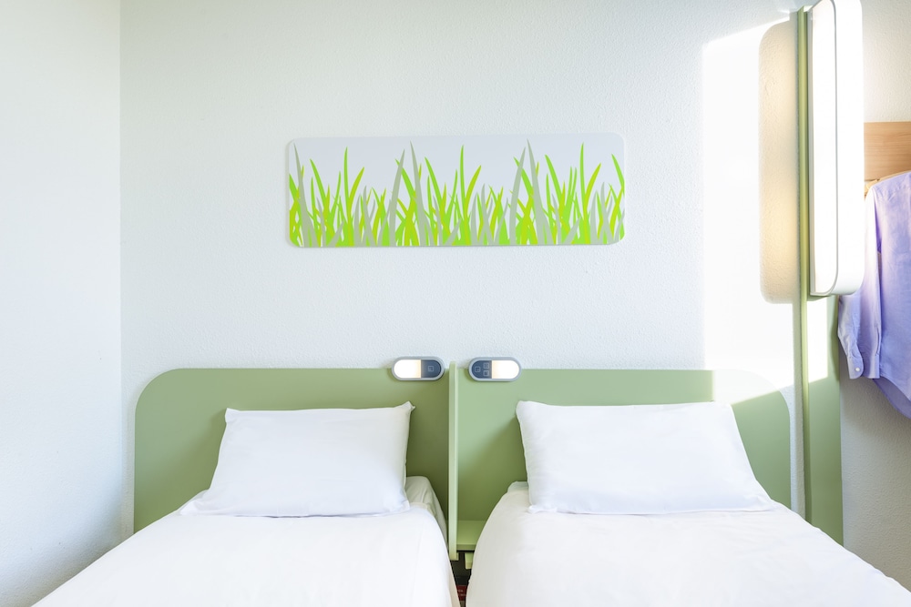 Habitación con dos camas individuales del hotel Ibis Budget Hyères Centre Ville. Foto 1