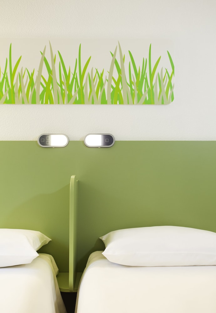 Habitación con dos camas individuales del hotel Ibis Budget Hyères Centre Ville. Foto 3