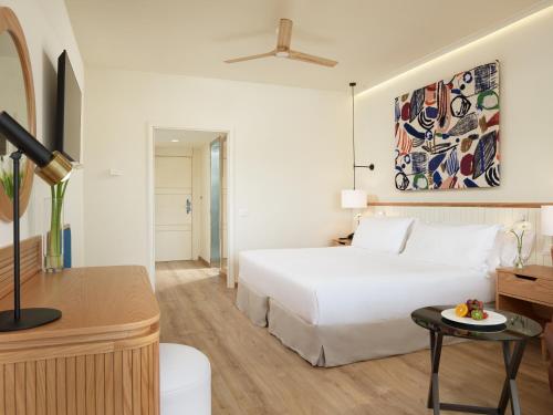 Habitación doble Lujo Vista Piscina Balcón o Terraza 1 Cama Individual 1 Cama super king del hotel H10 Gran Tinerfe. Foto 4