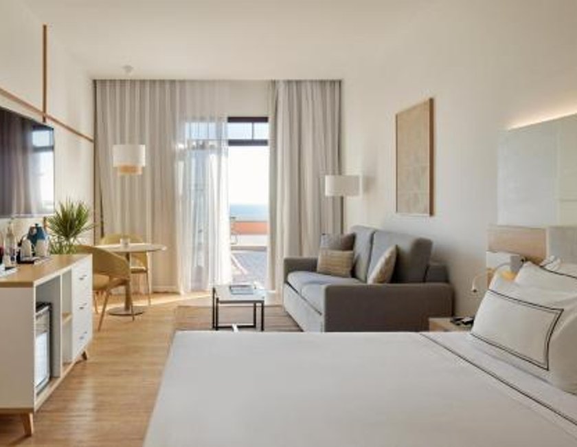 Suite Junior The Level con vistas al mar y terraza solárium del hotel Melia Jardines Del Teide - Adults Only. Foto 5