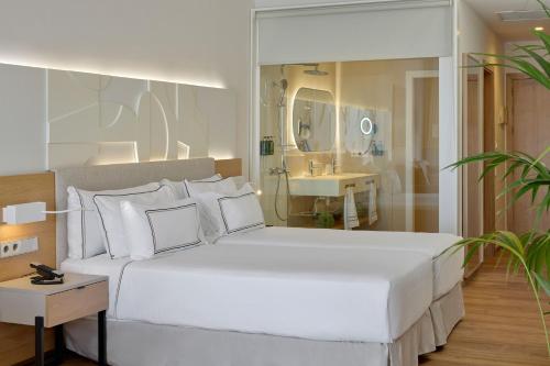 Suite Junior The Level con acceso a la piscina del hotel Melia Jardines Del Teide - Adults Only. Foto 1