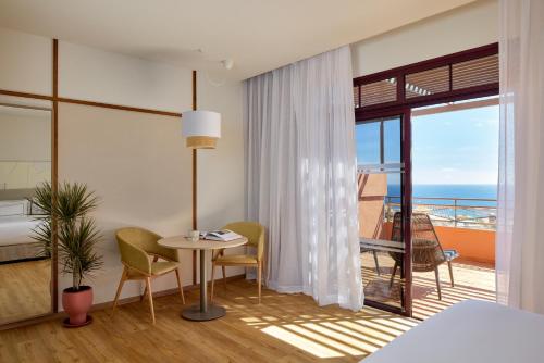 Suite The Level con hidromasaje y vista al mar del hotel Melia Jardines Del Teide - Adults Only. Foto 4