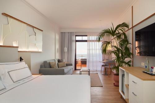Suite Junior con vistas al mar del hotel Melia Jardines Del Teide - Adults Only. Foto 13