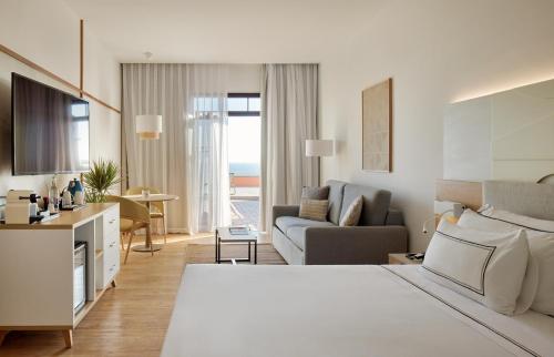 Suite Junior The Level con vistas al mar y terraza solárium del hotel Melia Jardines Del Teide - Adults Only. Foto 3