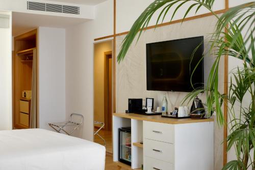 Suite Junior The Level con acceso a la piscina del hotel Melia Jardines Del Teide - Adults Only. Foto 2