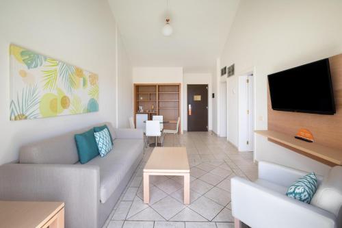 Habitación doble Vista Jardin Balcón o Terraza Superior Premium 2 Camas individuales del hotel Tagoro Family and Fun Costa Adeje. Foto 1