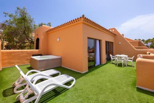 Habitación doble Vista Jardin Balcón o Terraza Superior Premium 2 Camas individuales del hotel Tagoro Family and Fun Costa Adeje. Foto 3