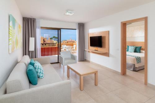 Habitación Doble Deluxe del hotel Tagoro Family and Fun Costa Adeje. Foto 1