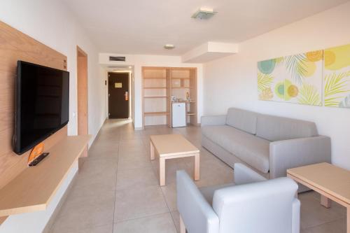 Habitación doble Lujo Vista Jardin Balcón o Terraza 2 Camas individuales del hotel Tagoro Family and Fun Costa Adeje. Foto 2