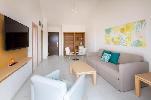 Habitación Doble Deluxe Superior del hotel Tagoro Family and Fun Costa Adeje. Foto 1