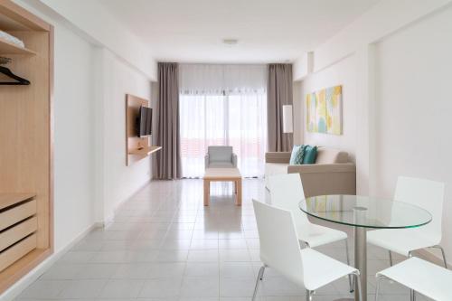 Habitación familiar Lujo Balcón o Terraza Vista ciudad Sofá Cama incluido 2 Camas individuales del hotel Tagoro Family and Fun Costa Adeje