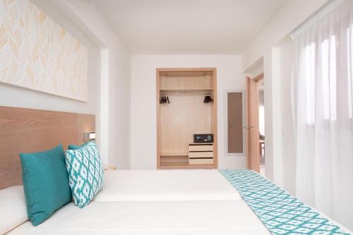 Habitación familiar Lujo Balcón o Terraza Vista ciudad Sofá Cama incluido 2 Camas individuales del hotel Tagoro Family and Fun Costa Adeje. Foto 1