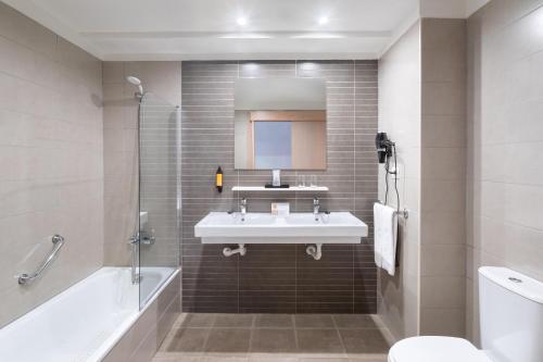 Habitación familiar Lujo Balcón o Terraza Vista ciudad Sofá Cama incluido 2 Camas individuales del hotel Tagoro Family and Fun Costa Adeje. Foto 2