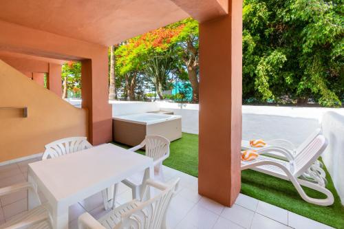 Habitación familiar Lujo Balcón o Terraza Vista ciudad Sofá Cama incluido 2 Camas individuales del hotel Tagoro Family and Fun Costa Adeje. Foto 3