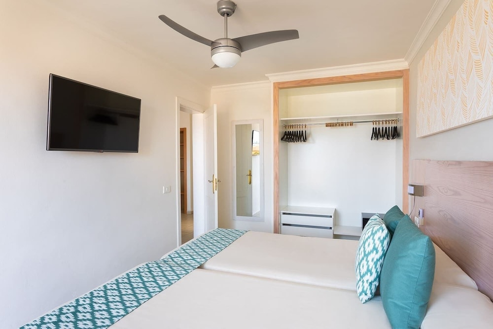 Habitación doble Balcón o Terraza Superior Vista ciudad Premium Sofá Cama incluido 2 Camas individuales del hotel Tagoro Family and Fun Costa Adeje. Foto 1