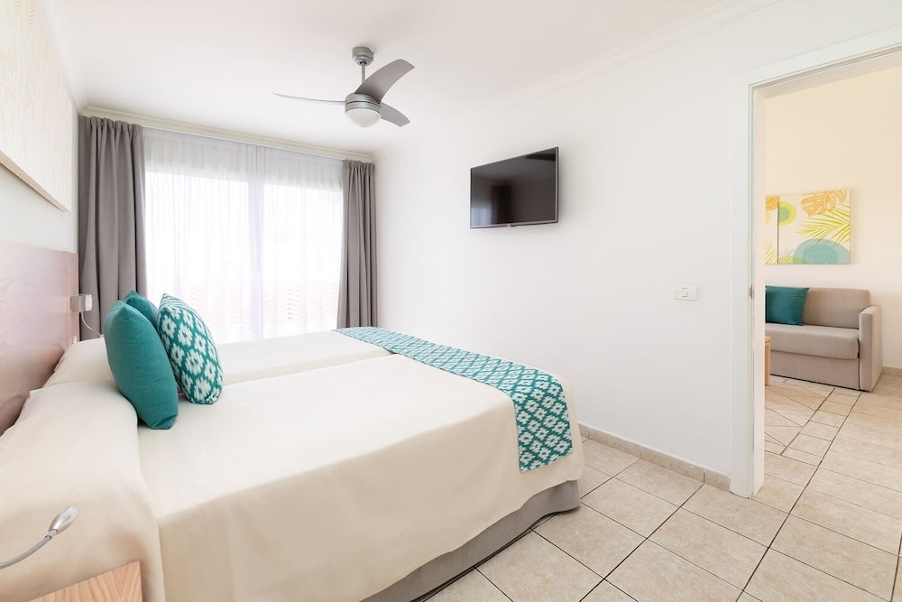 Habitación doble Balcón o Terraza Superior Vista ciudad Premium Sofá Cama incluido 2 Camas individuales del hotel Tagoro Family and Fun Costa Adeje. Foto 2