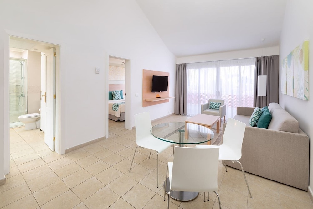 Habitación doble Balcón o Terraza Superior Vista ciudad Premium Sofá Cama incluido 2 Camas individuales del hotel Tagoro Family and Fun Costa Adeje. Foto 5