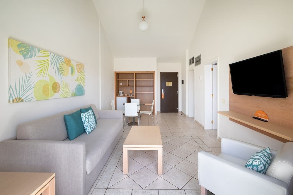 Habitación doble Balcón o Terraza Superior Vista ciudad Premium Sofá Cama incluido 2 Camas individuales del hotel Tagoro Family and Fun Costa Adeje. Foto 7